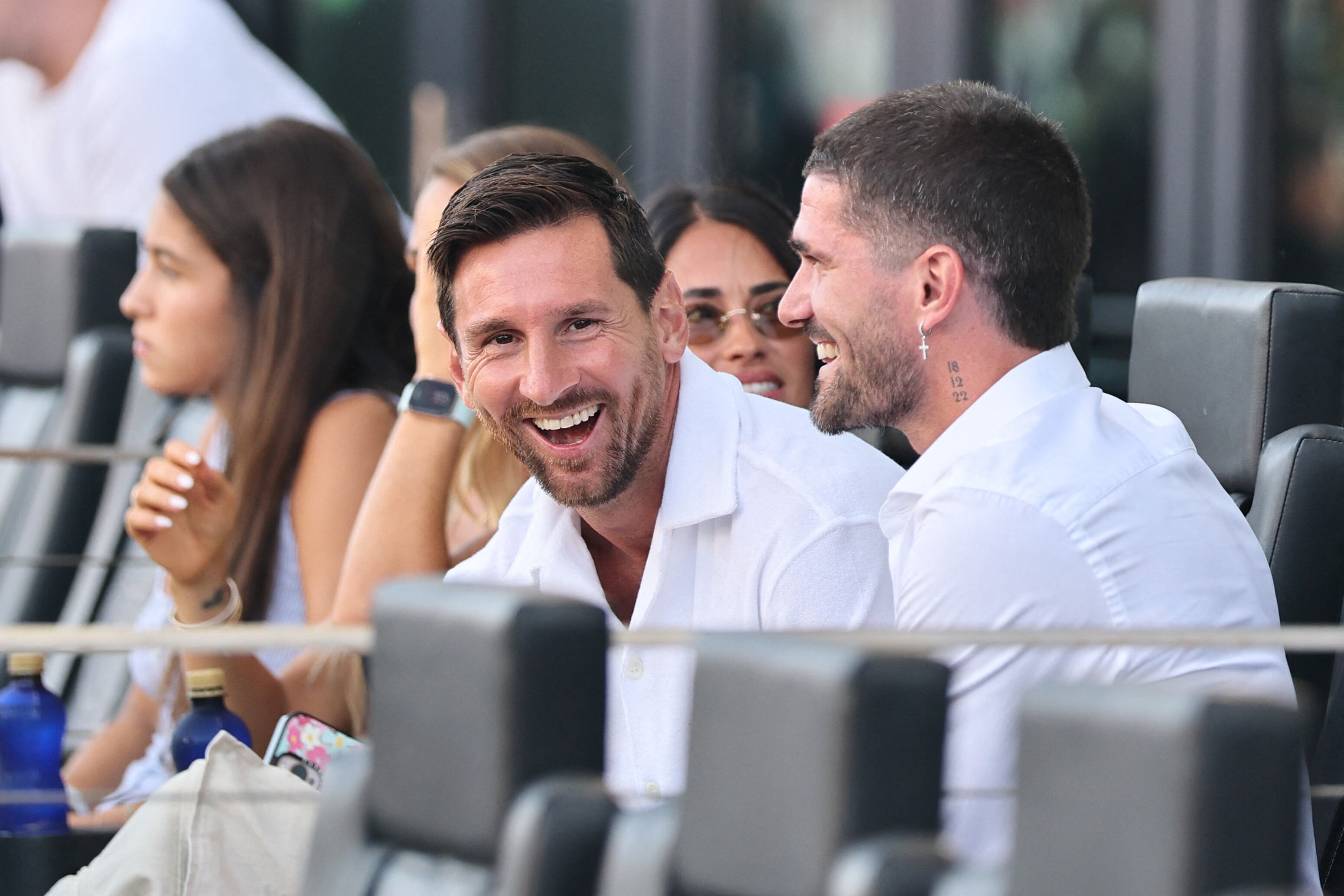 Messi (cumplía una suspensión) jijea con De Paul durante el último partido del Inter Miami