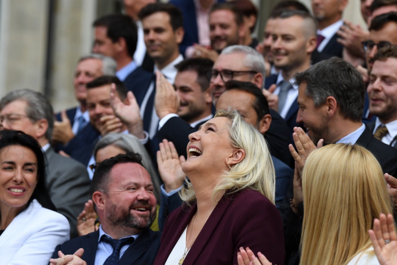 Marine Le Pen (centro) rodeda de simpatizantes.
