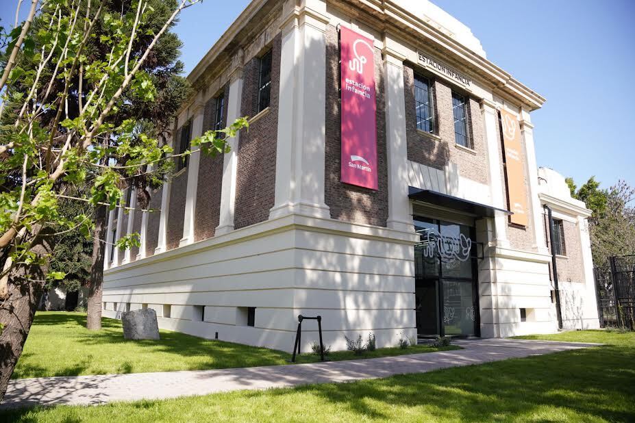 Ubicado sobre la calle Estrada 3053.