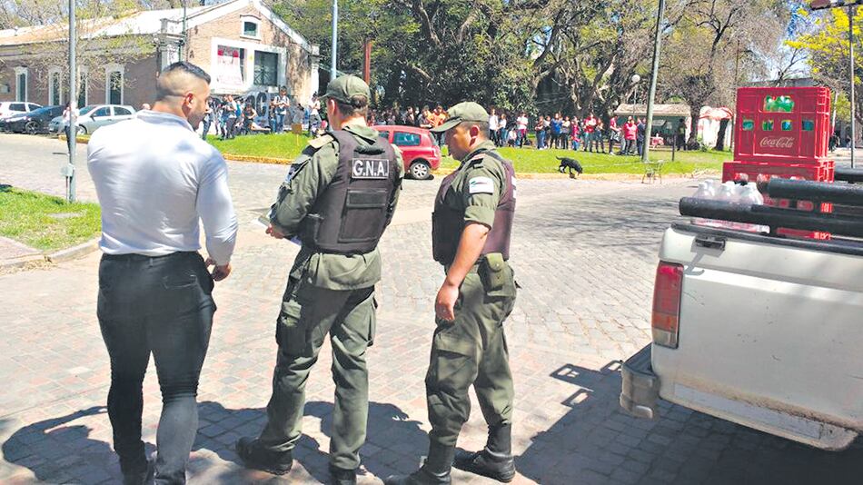 Los gendarmes llegaron a la Ciudad Universitaria en plena asamblea en un móvil con la imagen de Maldonado.