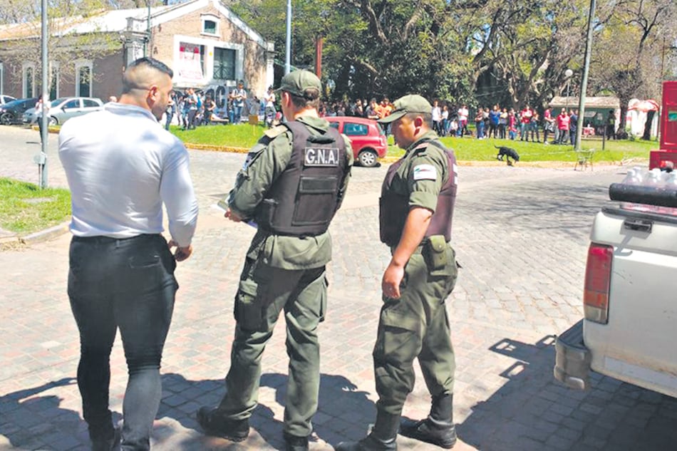 Los gendarmes llegaron a la Ciudad Universitaria en plena asamblea en un móvil con la imagen de Maldonado.