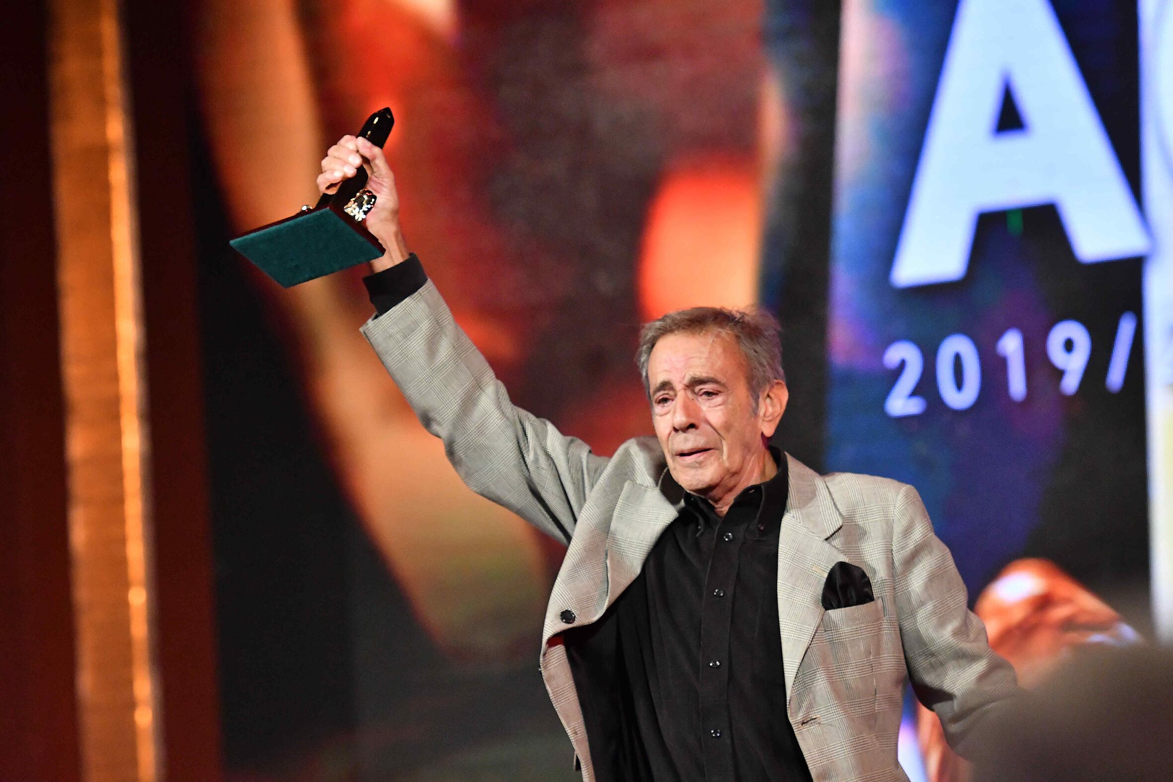 El actor Mario Alarcón alza el ACE de Oro en el Teatro El Nacional. 