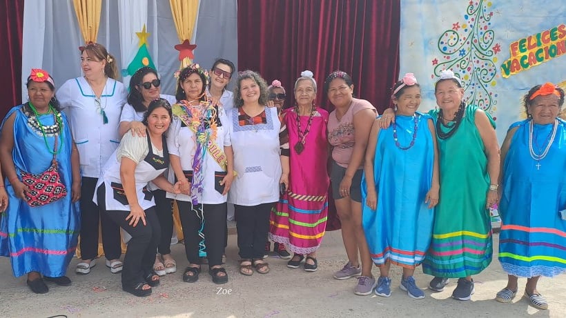 María del Carmen (centro) celebrando su jubilación