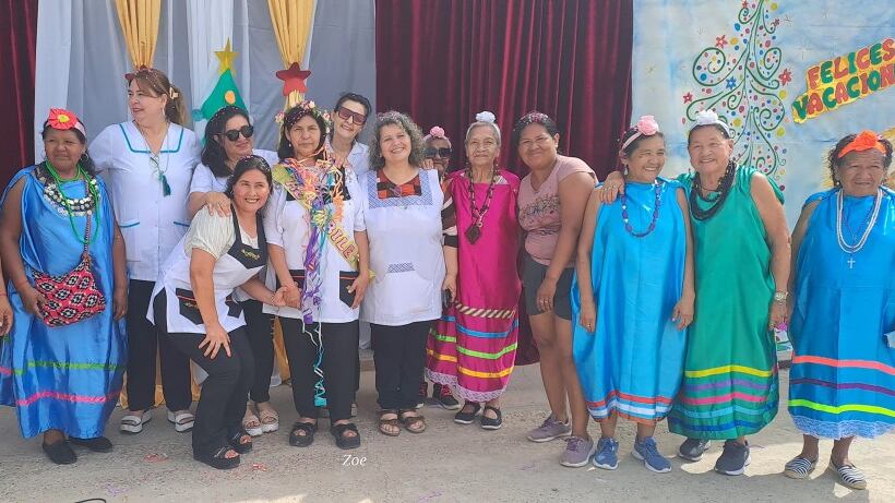 María del Carmen (centro) celebrando su jubilación