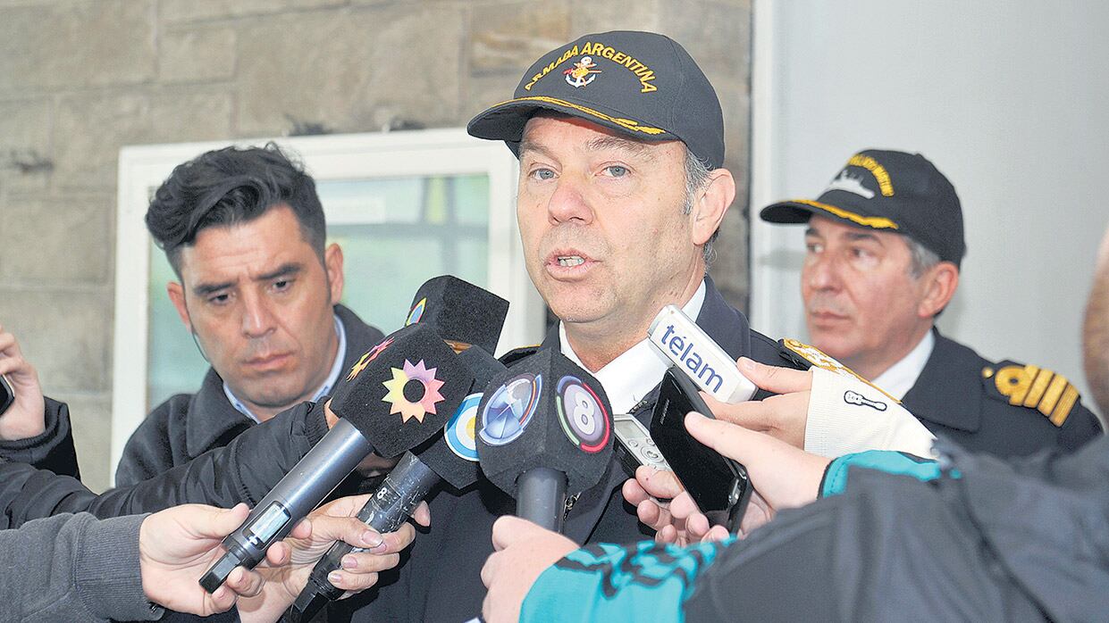 El jefe de la Base Naval de Mar del Plata, en conferencia de prensa, explica detalles del operativo.
