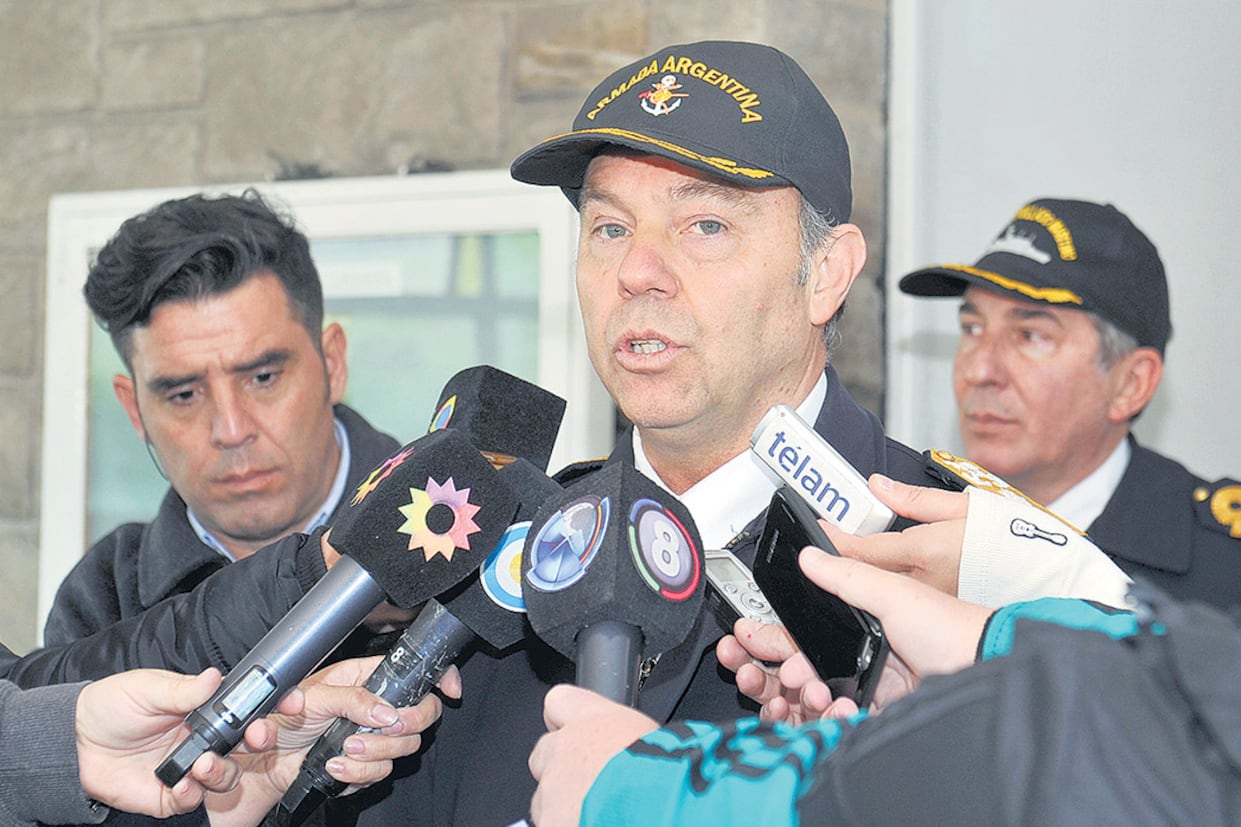 El jefe de la Base Naval de Mar del Plata, en conferencia de prensa, explica detalles del operativo.