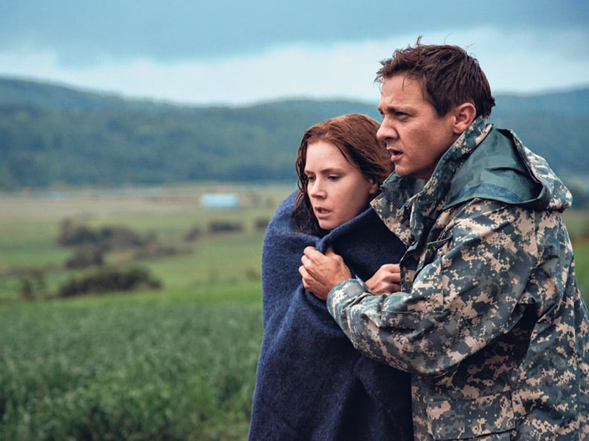 Adams cuenta con la ayuda del doctor Ian Donnelly, encarnado por Jeremy Renner.