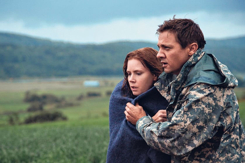 Adams cuenta con la ayuda del doctor Ian Donnelly, encarnado por Jeremy Renner.