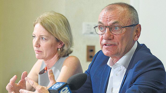 Los responsables de VIH de la OMS al brindar el informe.