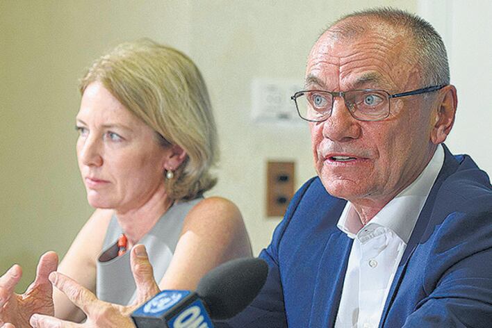 Los responsables de VIH de la OMS al brindar el informe.