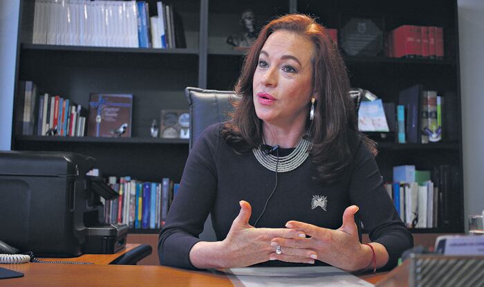 Espinosa, Premio Nacional de Poesía 1990, y ex ministra de Defensa del gobierno de Rafael Correa.