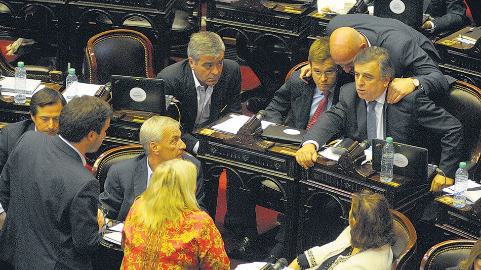 El bloque del oficialismo en medio de las gestiones para conseguir los votos para aprobar la reforma previsional.