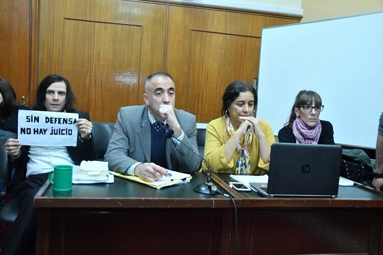 Aldana, con un cartel proclamando su inocencia, antes de la sentencia.