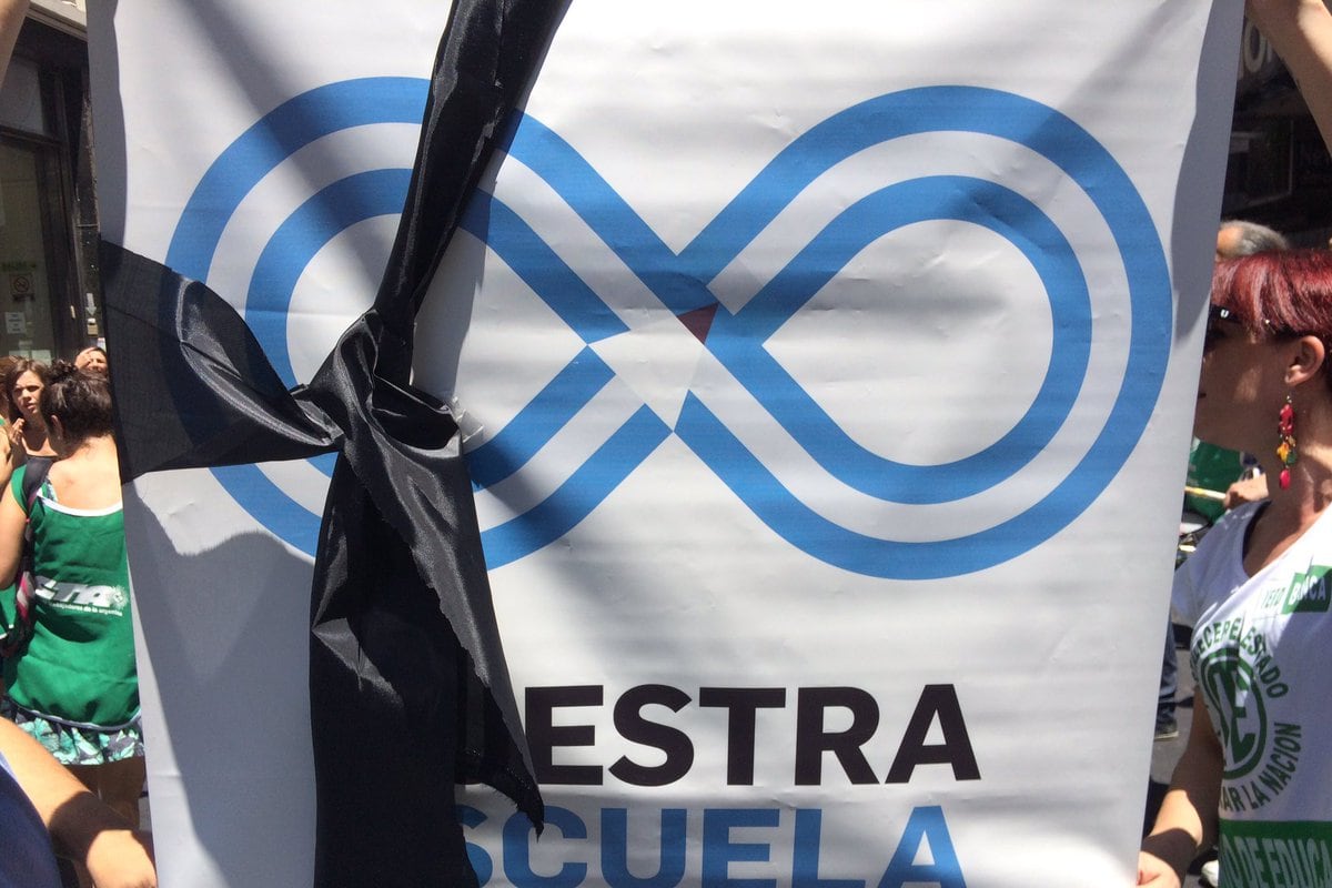 Los trabajadores se manifestaron en la puerta del Instituto de Formación Docente.