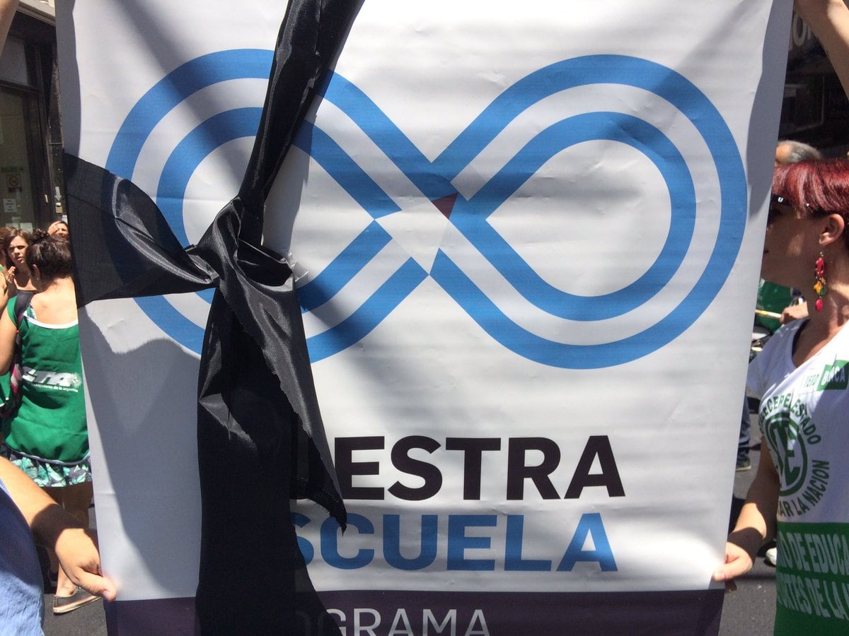 Los trabajadores se manifestaron en la puerta del Instituto de Formación Docente.