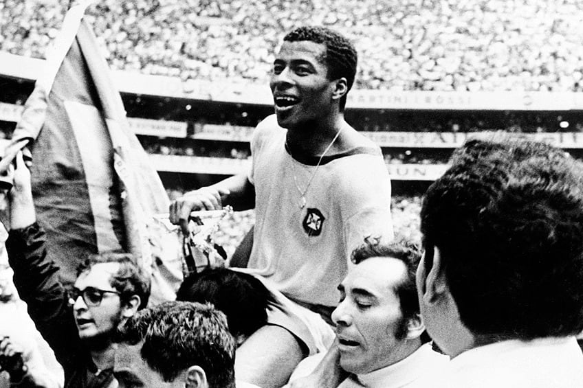 Jairzinho en andas luego de ganar el Mundial.