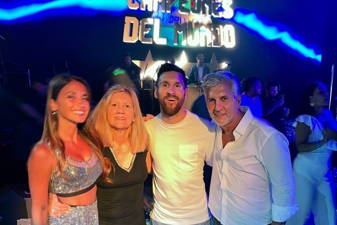 Leo Messi junto a sus padres y su esposa. Imagen: @lucasajuriaok.