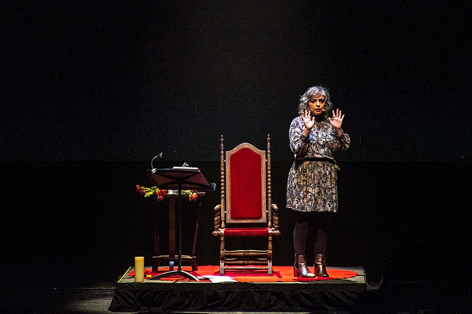 Enriquez lee y comenta acompañada de un músico y un artista visual.