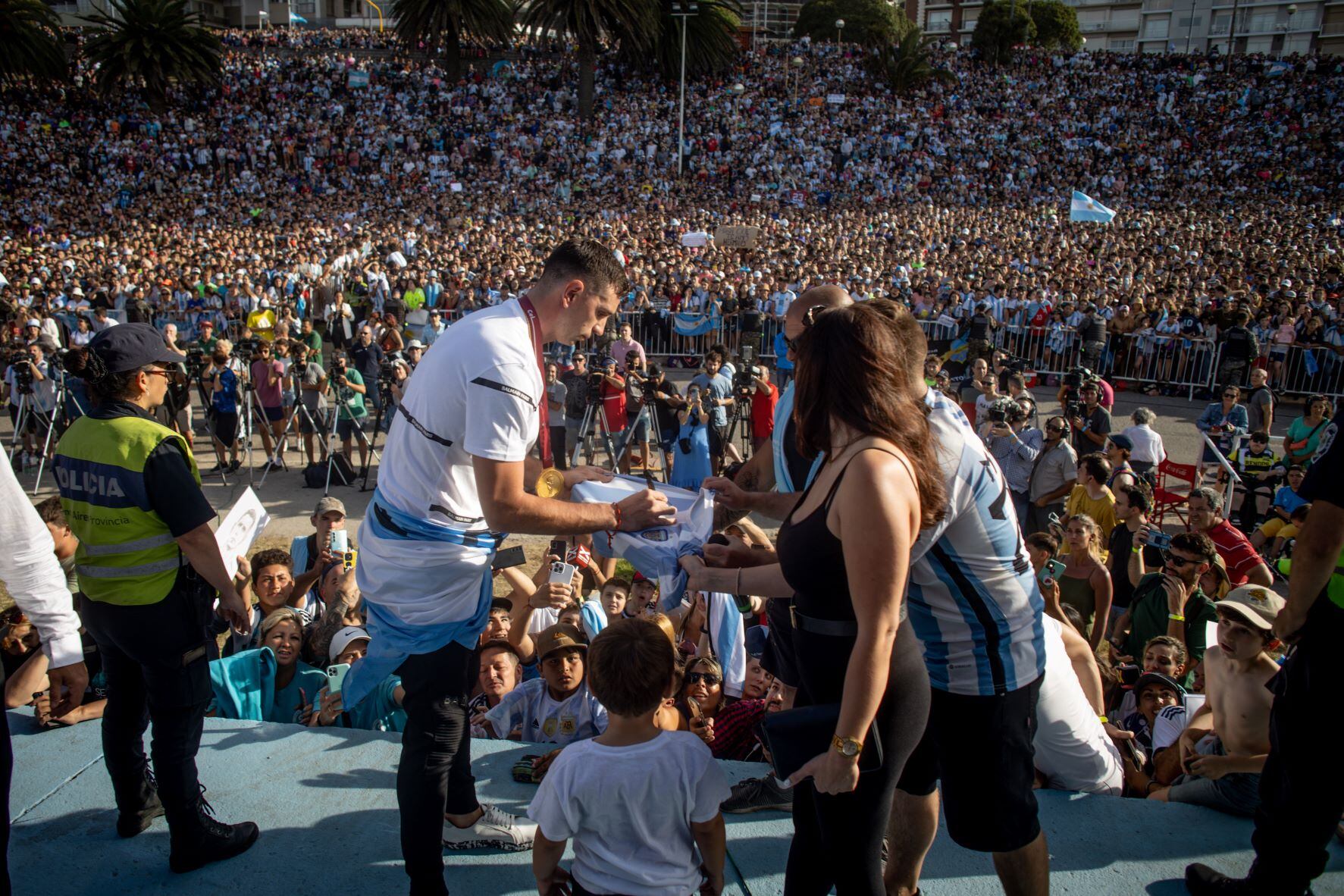 El "Dibu" Martínez fue homenajeado en Mar del Plata. 