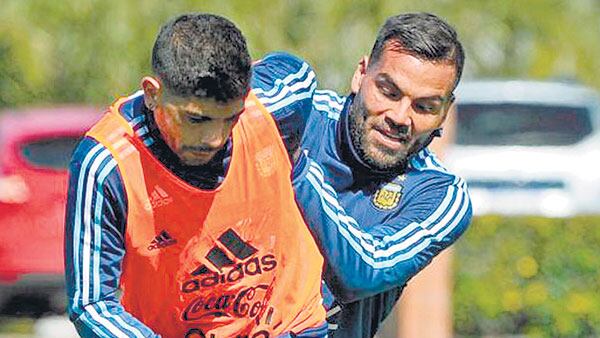 Banega en pleno juego frente a Mercado.
