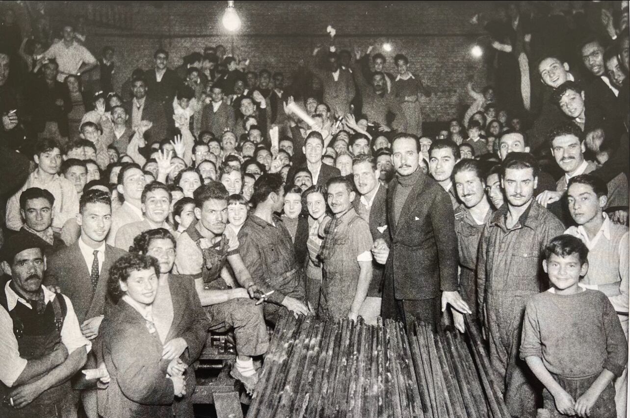 Récord de producción de obreros metalúrgicos en Lomas de Zamora (27/4/1951). Abajo: Perón con Fangio y Froilán González, entre otros (23/4/51). Más abajo: Eva Perón recibe saludos de cumpleaños (7/5/51).