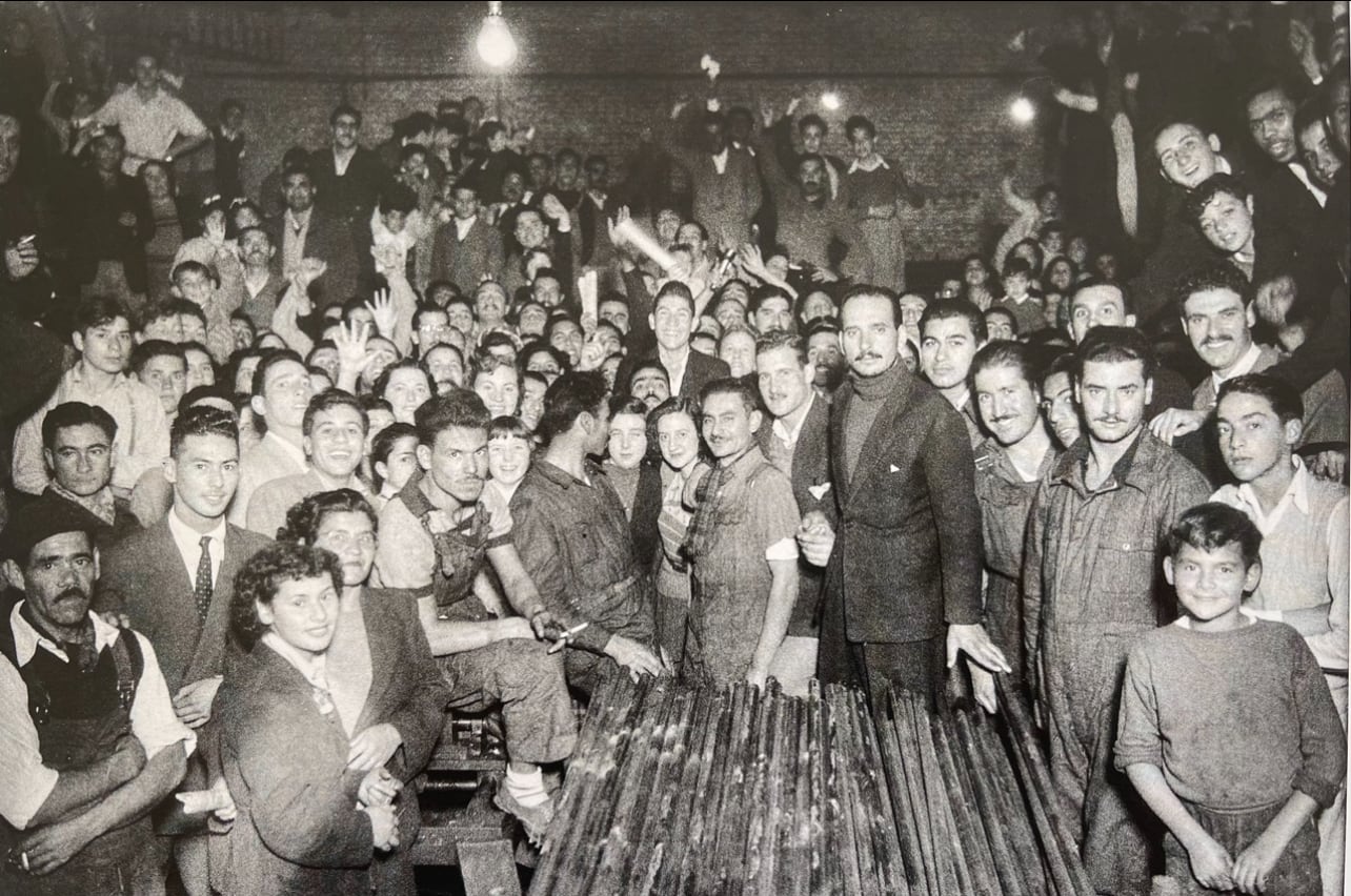 Récord de producción de obreros metalúrgicos en Lomas de Zamora (27/4/1951). Abajo: Perón con Fangio y Froilán González, entre otros (23/4/51). Más abajo: Eva Perón recibe saludos de cumpleaños (7/5/51).