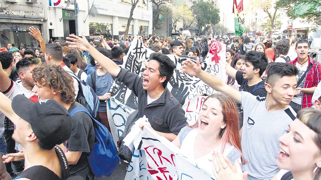 Los reclamos de los estudiantes se concentraron en que el gobierno informara sobre la reforma.