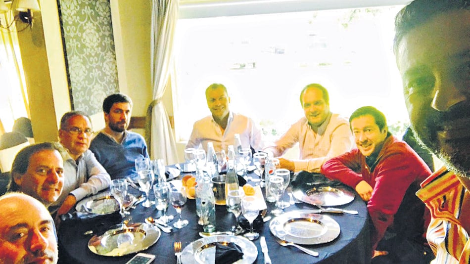 Selfie de los intendentes en el almuerzo que compartieron en Moreno,