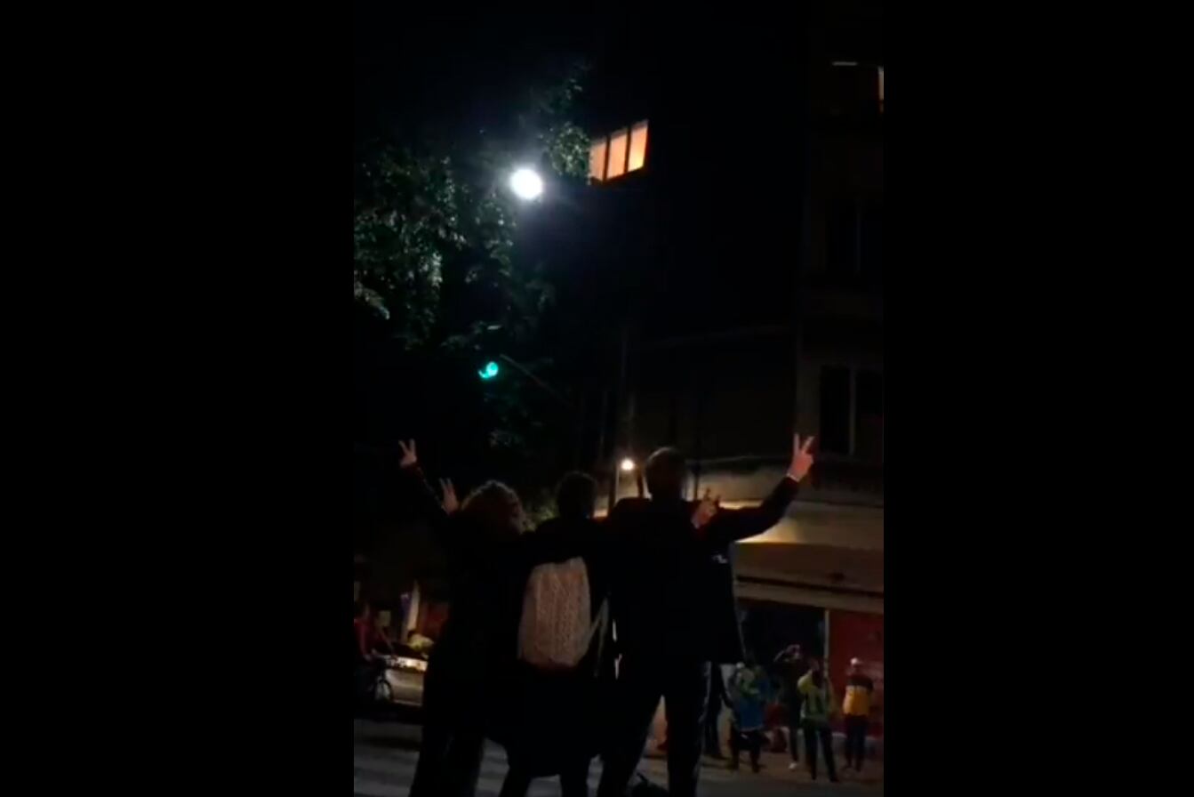 Los cantantes del Colón, frente al departamento de CFK. 