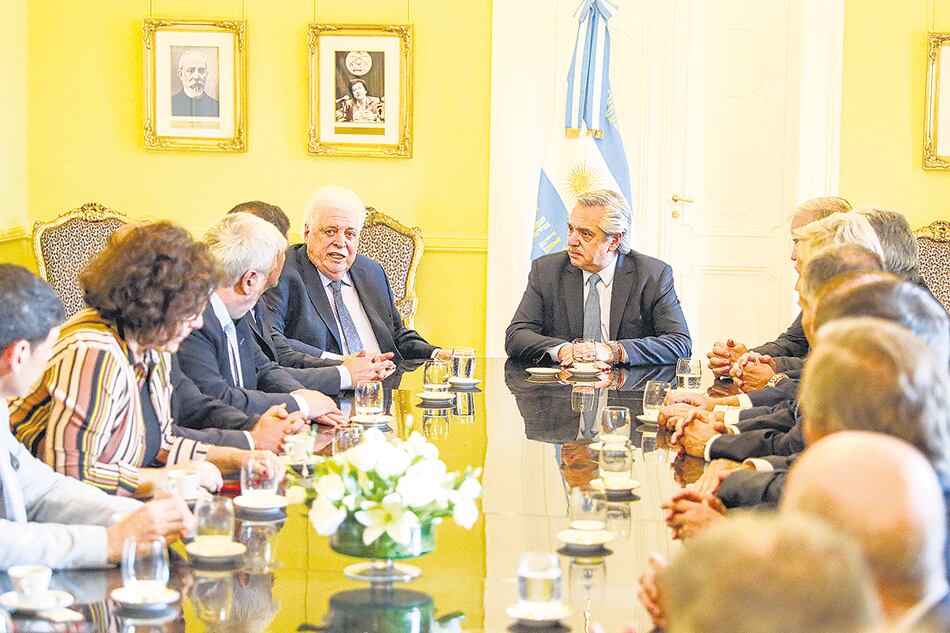 Alberto Fernández y Gines González García recibieron a las cámaras farmacéuticas