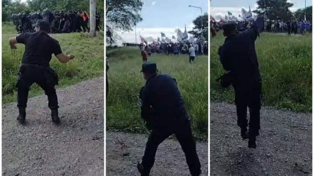 Efectivos de la polícia dispersan a los manifestantes usando piedras