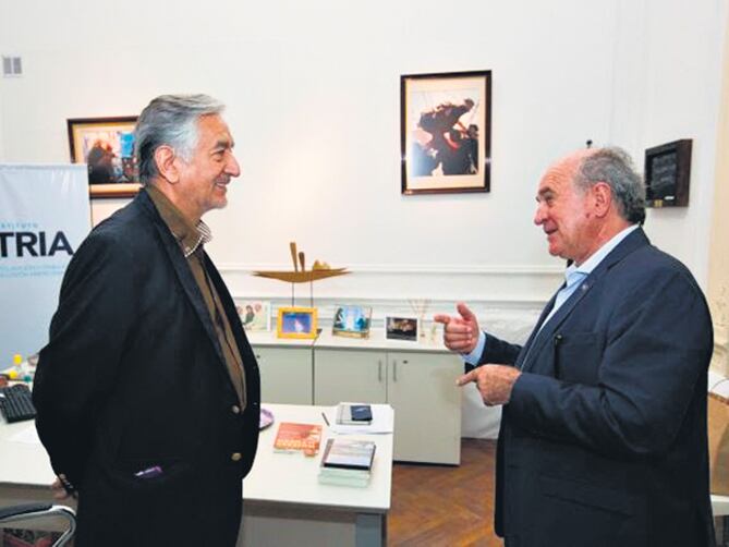 Oscar Parrilli recibió a Rodríguez Saá en el Instituto Patria.