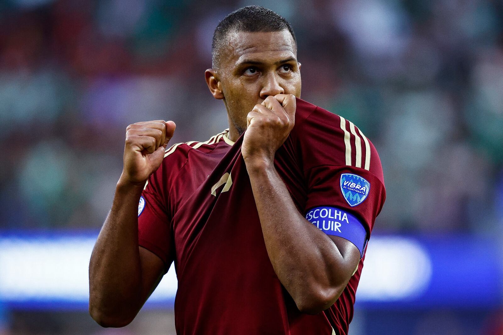 Salomon Rondon, capitán de Venezuela, festeja el 1 a 0 ante México.