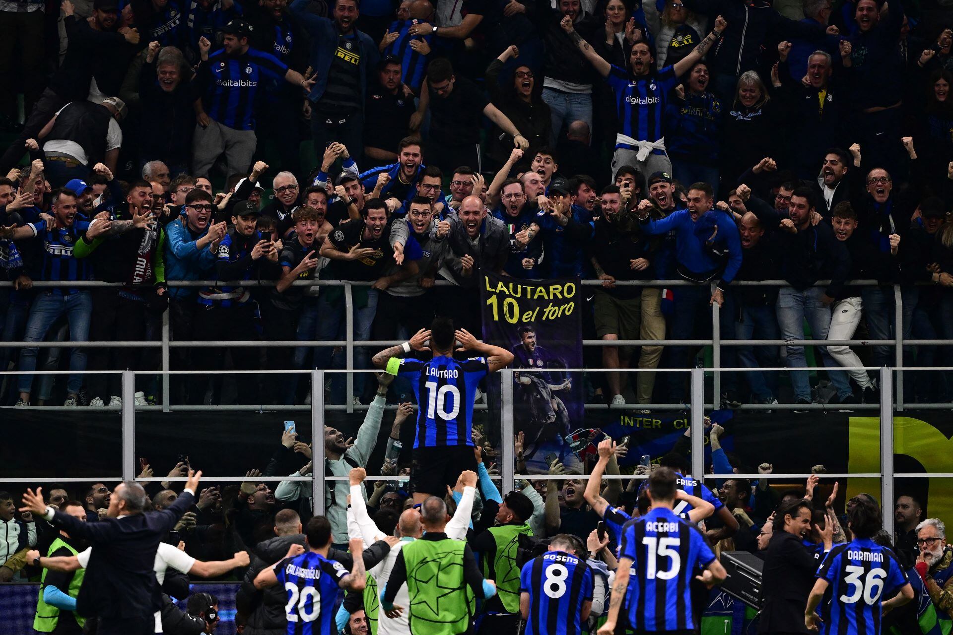 Lautaro Martínez festeja su gol con los hinchas "neroazzurri" que le dio el pase al Inter a la final de la Champions League.