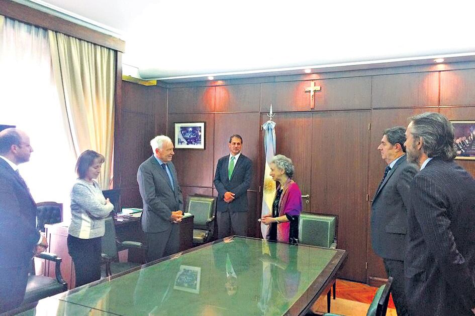 Mahiques, cinco jueces y el secretario de la Cámara, en la pequeña jura que se realizó ayer.