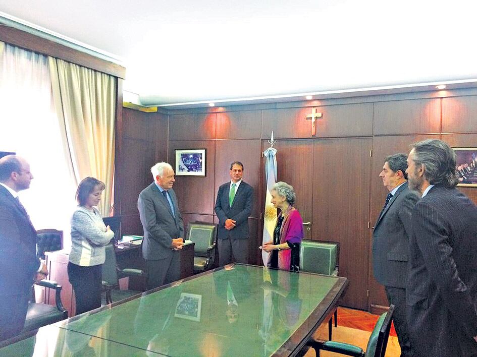 Mahiques, cinco jueces y el secretario de la Cámara, en la pequeña jura que se realizó ayer.