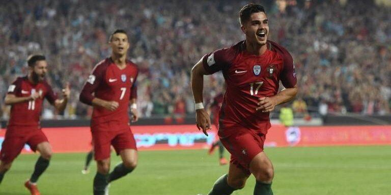Los portugueses celebran uno de los goles que los depositó en el Mundial.