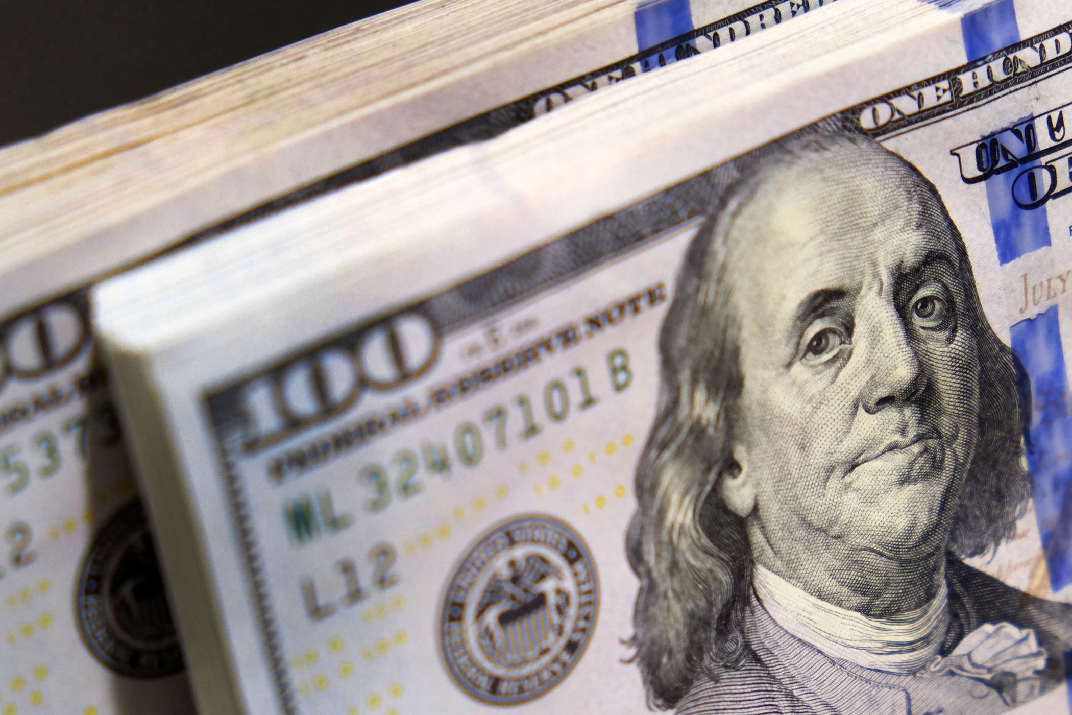 El dólar blue volvió a bajar este martes y cerró en 1090 pesos. Se trata de una caída de 10 pesos en comparación con la jornada anterior.