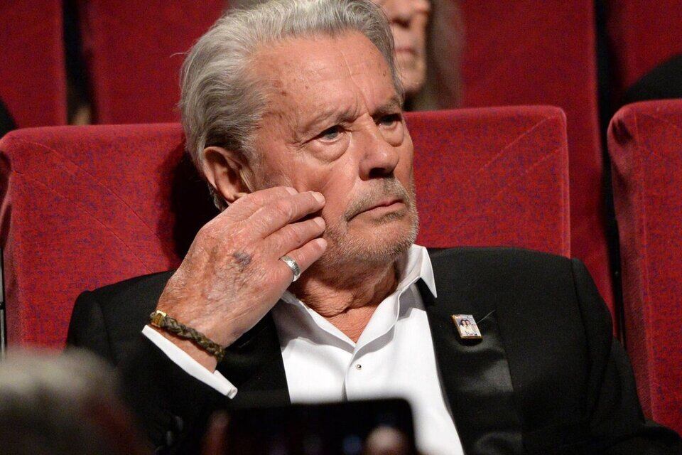 Alain Delon desheredó a sus hijos y vendió su millonario patrimonio