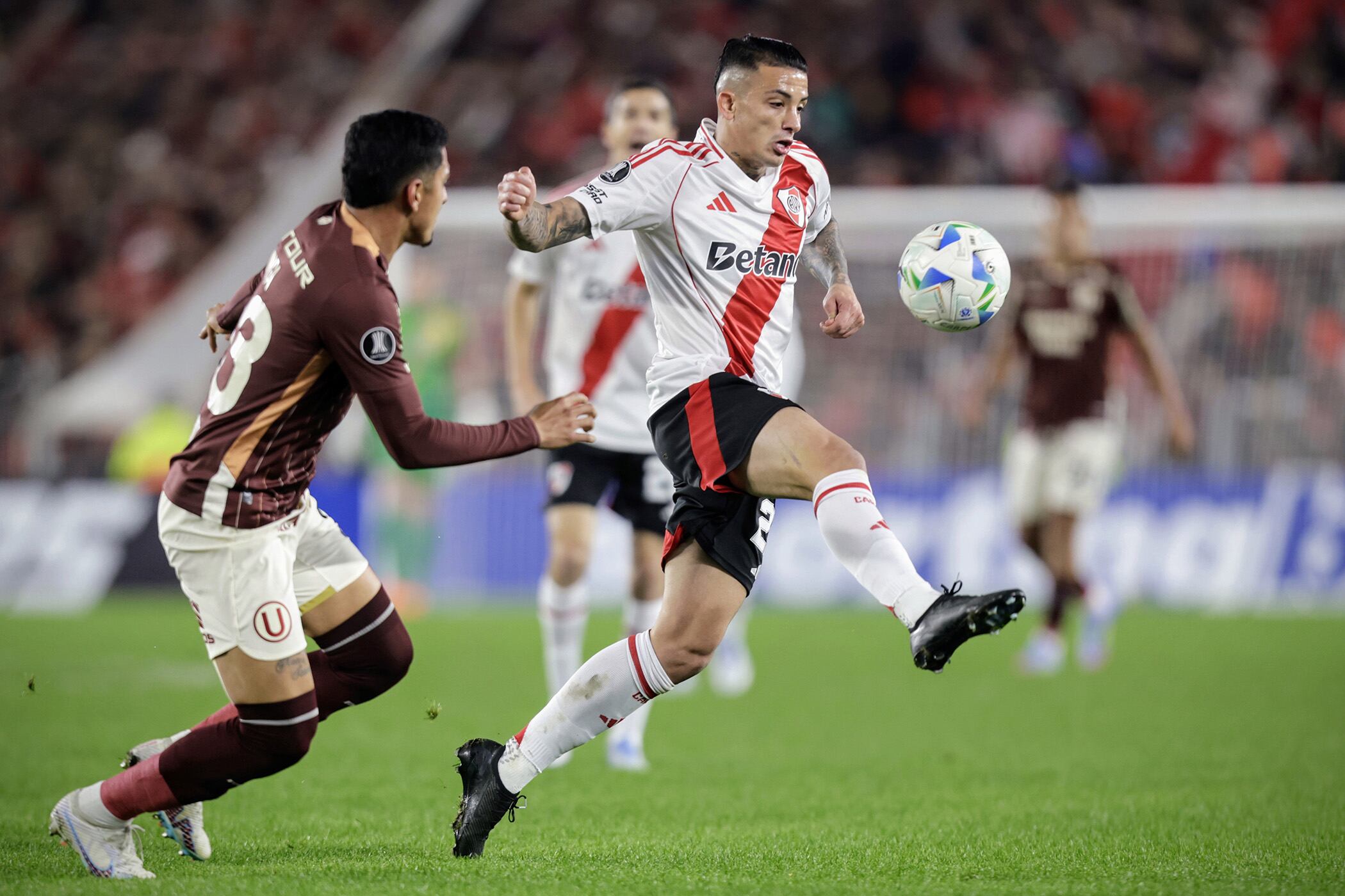 El colombiano Castaño lleva la pelota en la mitad de la cancha ante Ureña