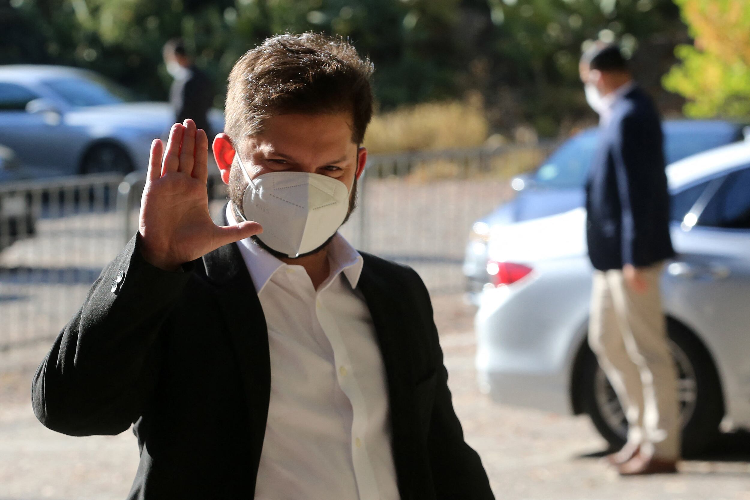 Boric saluda al llegar a la reunión.