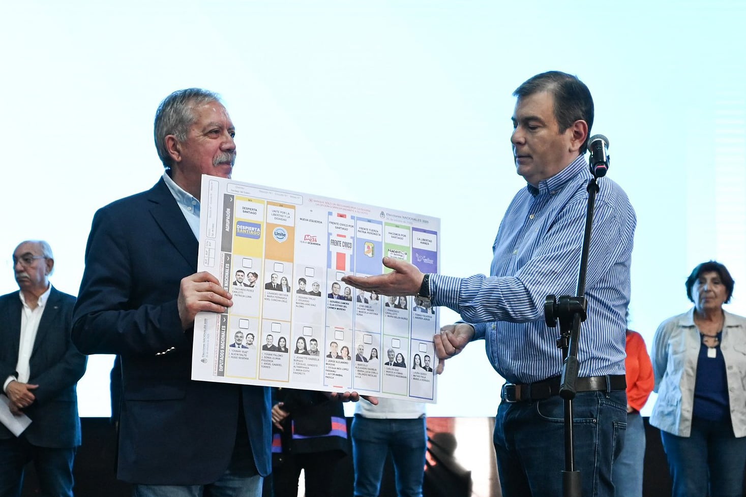 Zamora, por su parte, fue como candidato a senador del Frente Cívico, donde se quedó una de las tres bancas en juego. Con el 79,36% de la mesas escrutadas, se imponía por el 55,31%   