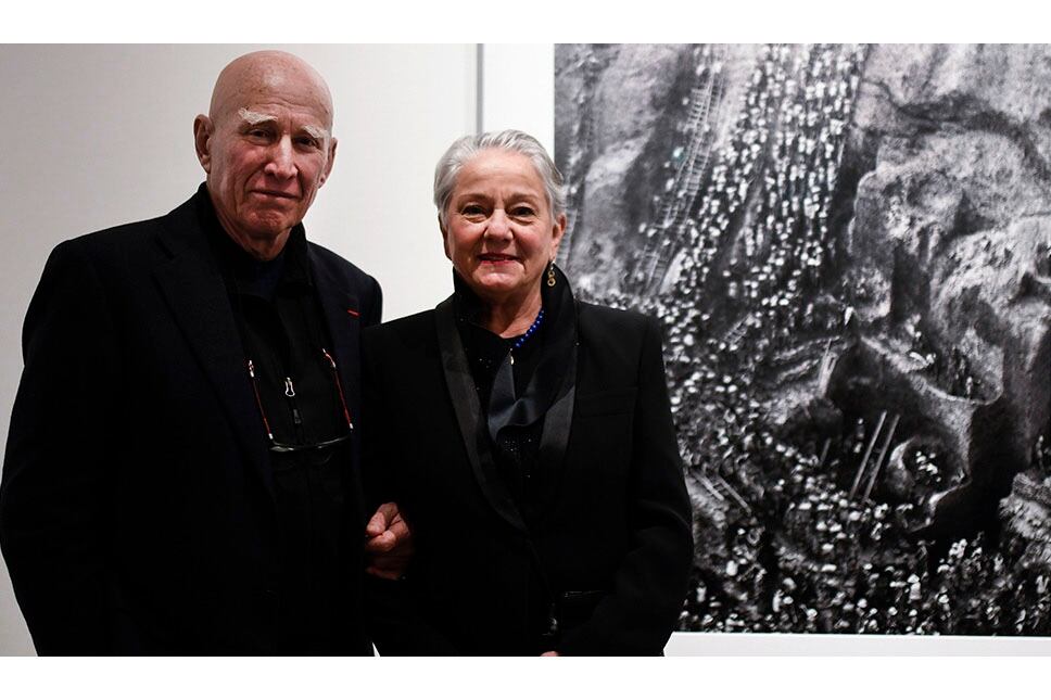 El fotógrafo Salgado y su esposa alertan sobre un posible "genocidio" indígena en Brasil.