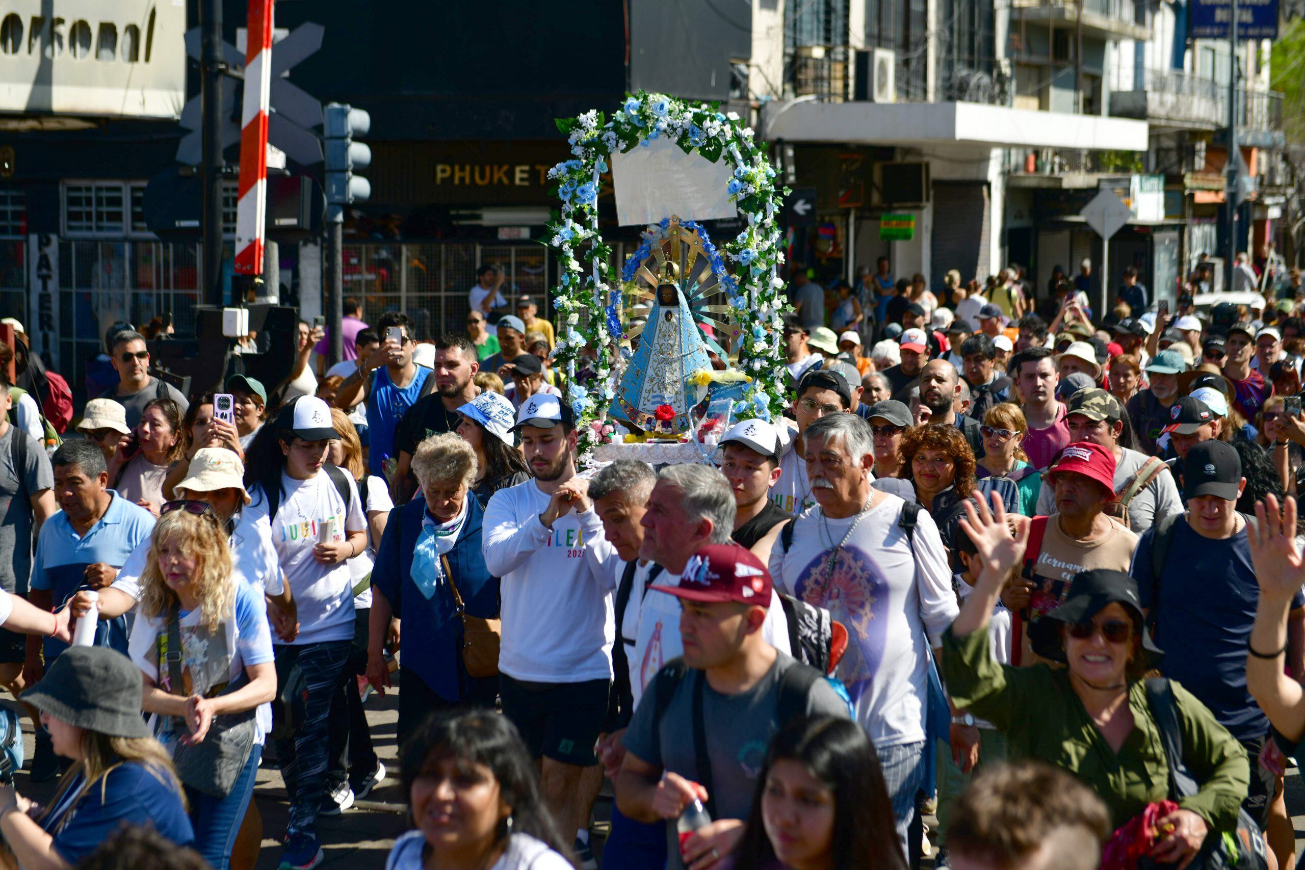 La virgen fue llevada en andas desde Liniers.