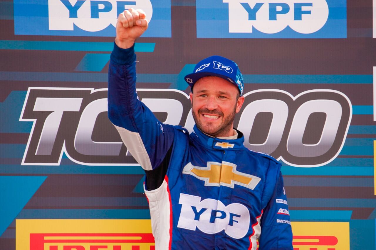 Canapino festeja en el podio de Bahía Blanca