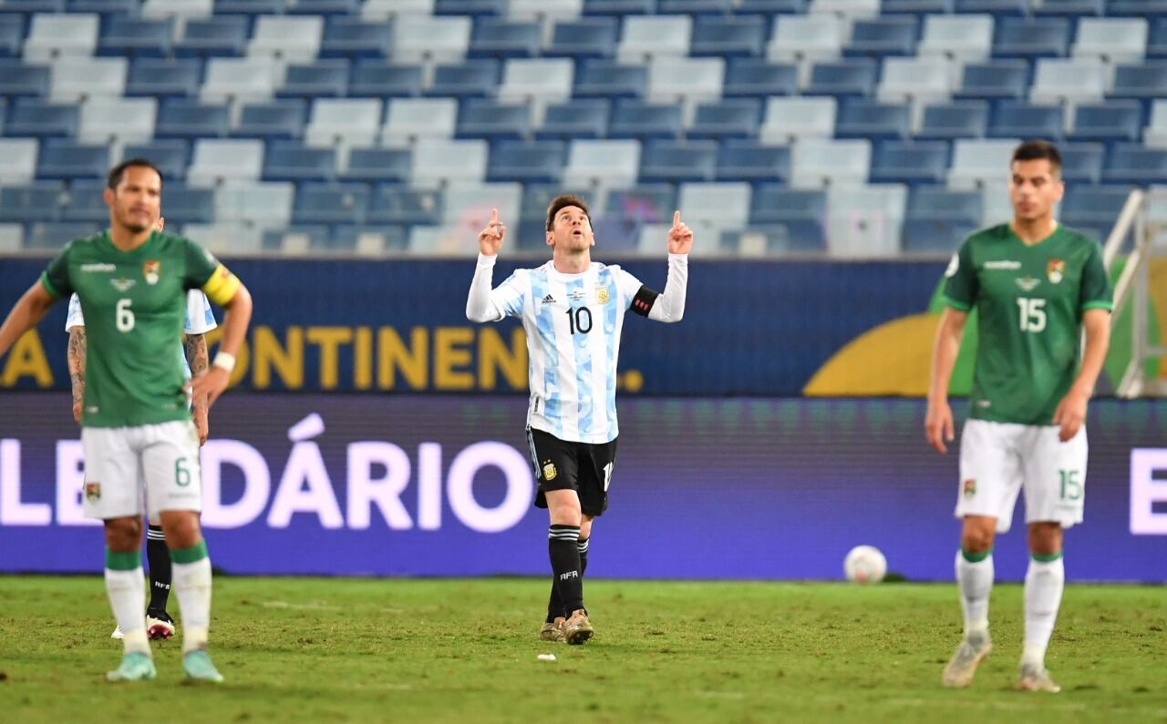 Messi volvió a brillar en la noche de su récord de presentaciones