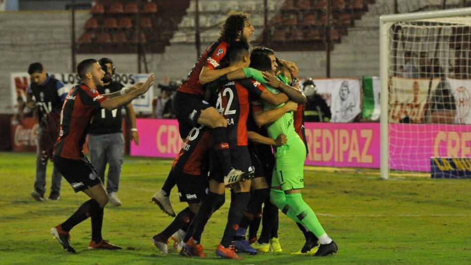 Todo San Lorenzo abraza a Monetti, el héroe que le dio la clasificación por penales ante Huracán.
