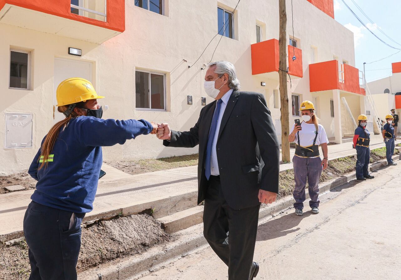 Alberto Fernández recorre las obras y saluda a las "albañilas".