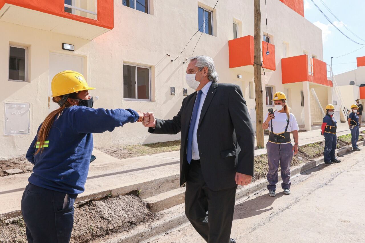 Alberto Fernández recorre las obras y saluda a las "albañilas".