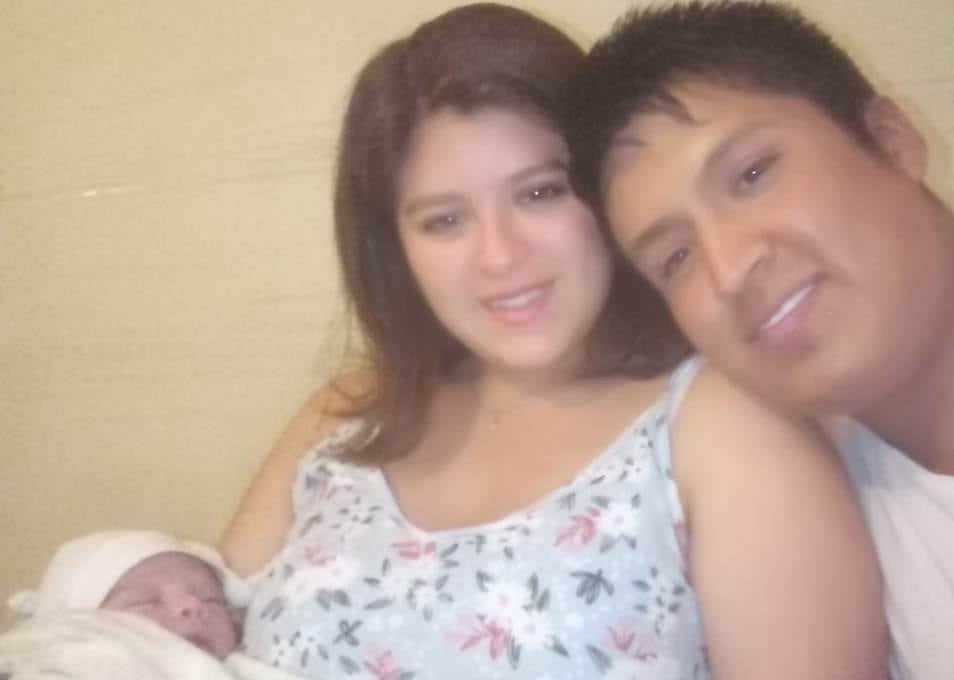 La imagen fue tomada el primer día que pudieron tomar en brazos a su hijo.